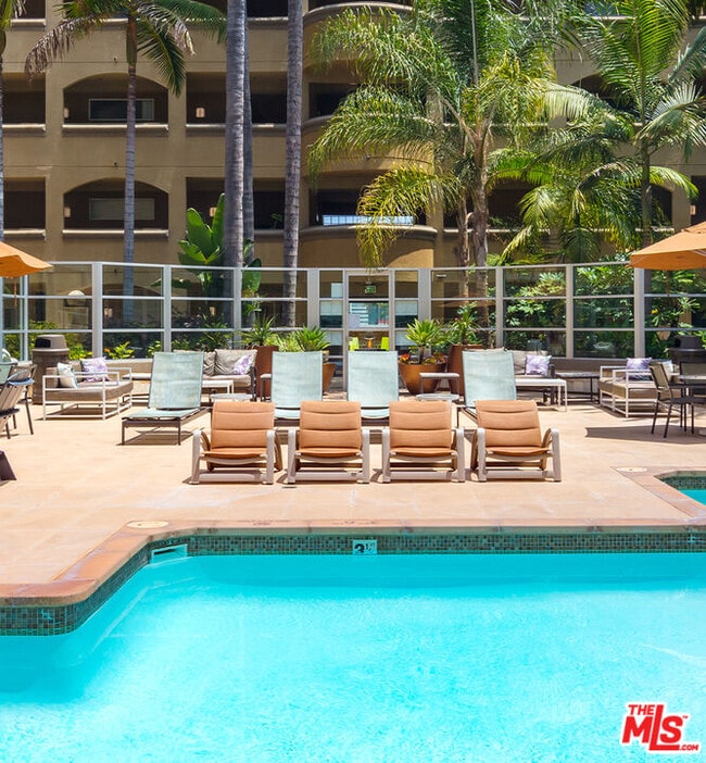 7660 Beverly Blvd in Los Angeles, CA - Building Photo - Building Photo