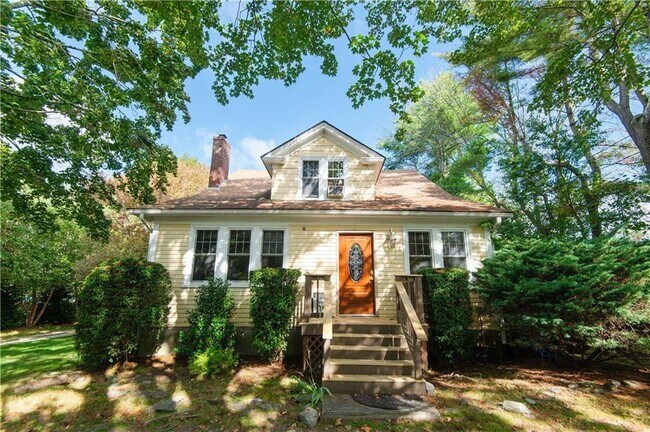 556 E Main Rd in Middletown, RI - Building Photo - Building Photo