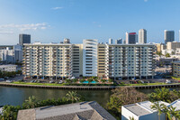 Ocean View Towers in Hallandale Beach, FL - Foto de edificio - Building Photo