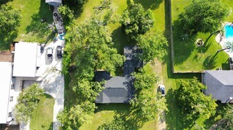 19506 Old Galveston Rd in Webster, TX - Building Photo