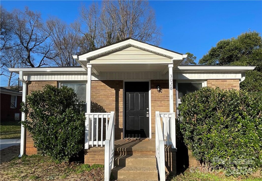 3028 Seymour Dr in Charlotte, NC - Building Photo