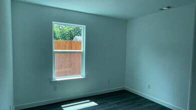 2322 Wavell St in Houston, TX - Foto de edificio - Building Photo