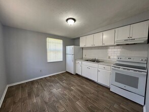 3236-3256 Phyllis St in Jacksonville, FL - Building Photo - Building Photo
