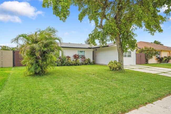 7506 SW 7th Ct in North Lauderdale, FL - Building Photo - Building Photo