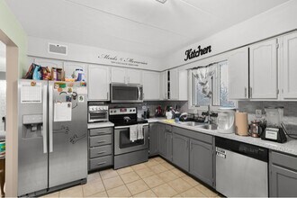 11045 Theresa Cir in Palos Hills, IL - Building Photo - Building Photo