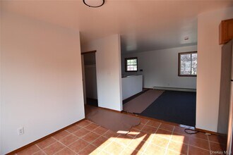24-28-28 95th St in Queens, NY - Foto de edificio - Building Photo