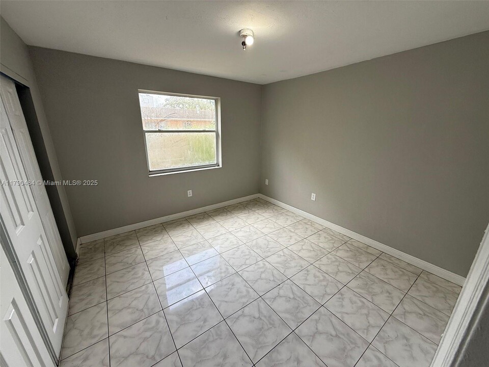 2721 NW 23rd Ct in Miami, FL - Building Photo
