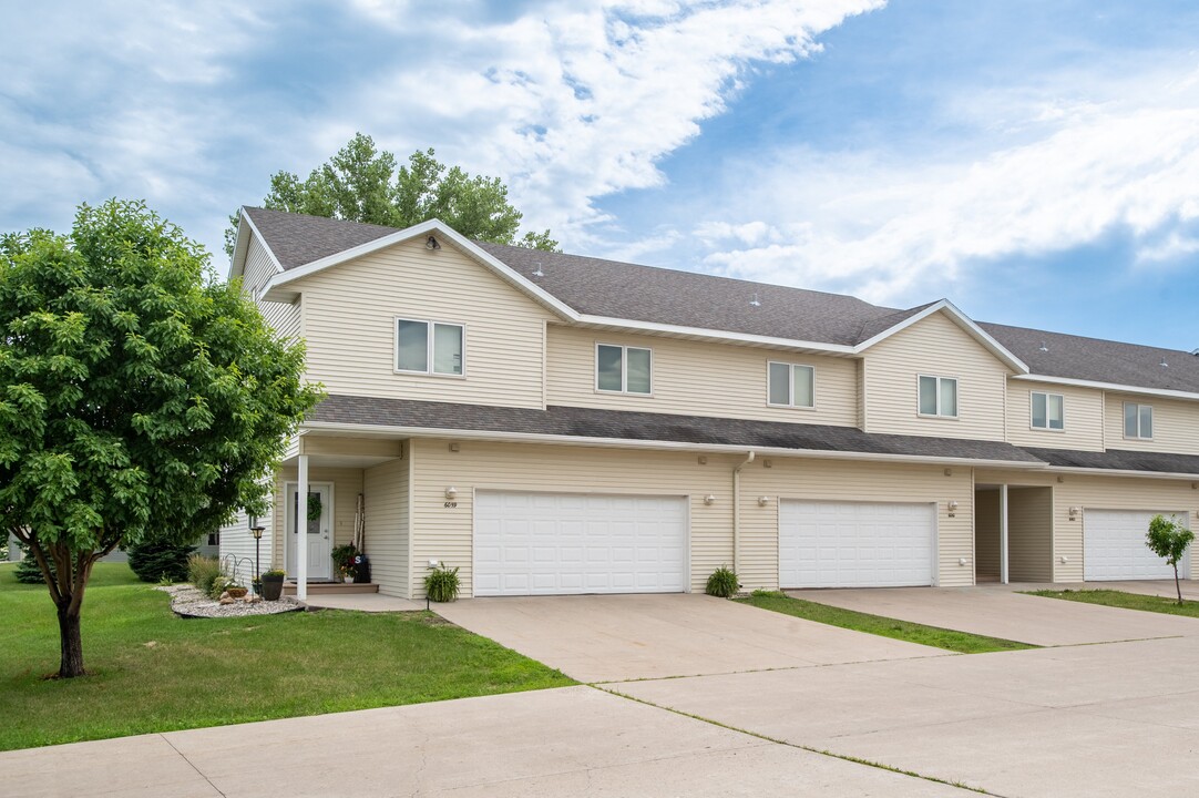 Tustin Townhomes in Fargo, ND - Foto de edificio