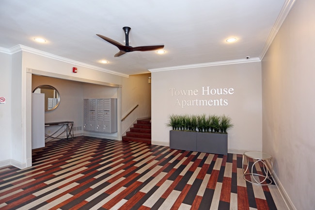 Towne House Apartments in Lancaster, PA - Building Photo - Lobby