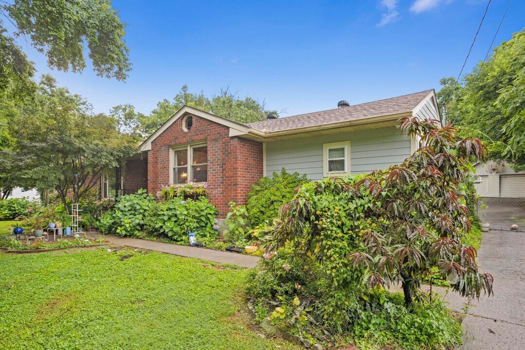4117 Saunders Ave in Nashville, TN - Building Photo