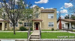 1535 W Woodlawn Ave in San Antonio, TX - Foto de edificio