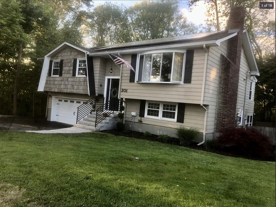 201 Winn St in Woburn, MA - Foto de edificio