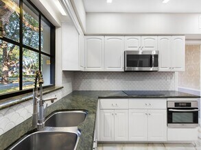 3304 Alhambra Cir in Coral Gables, FL - Foto de edificio - Building Photo