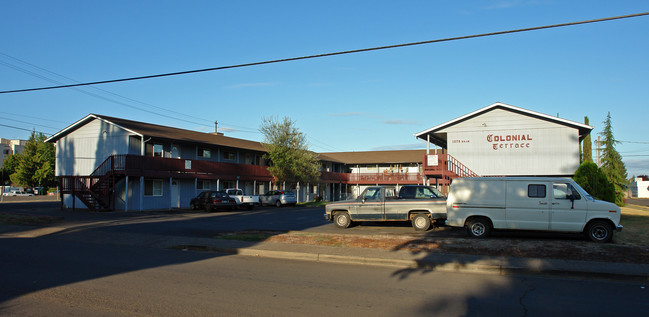 Colonial Terrace in Springfield, OR - Building Photo - Building Photo