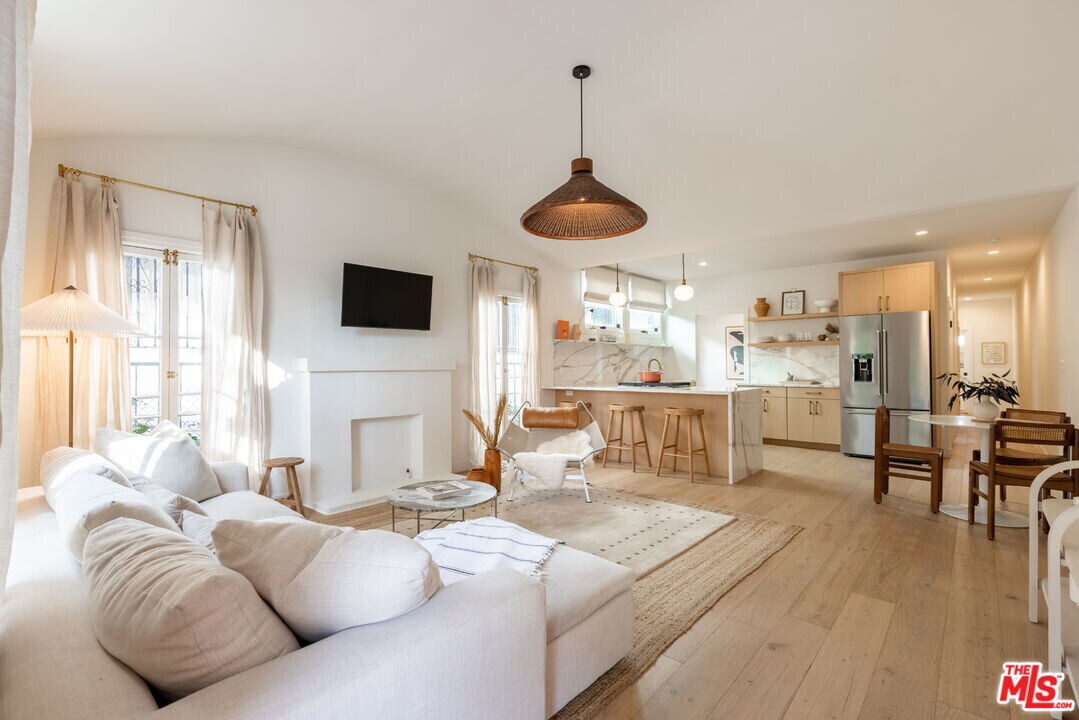 626 Huntley Dr in West Hollywood, CA - Building Photo