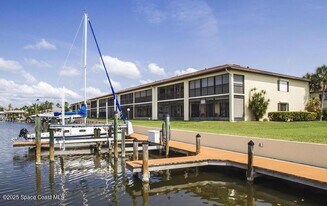 325 S Banana River Blvd in Cocoa Beach, FL - Building Photo