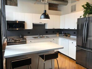 226 N Clinton St in Chicago, IL - Building Photo - Building Photo