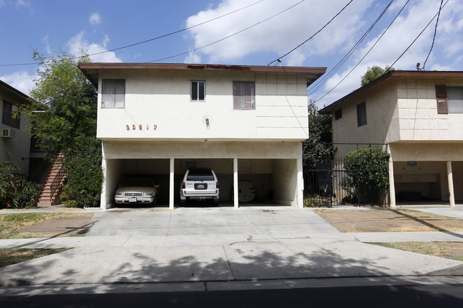 20617 Hartland St in Winnetka, CA - Foto de edificio - Building Photo