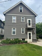6821 W Lloyd St, Unit 3 BR LOWER FLAT in Wauwatosa, WI - Foto de edificio - Building Photo
