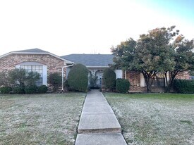 924 Cottonwood Trail in Benbrook, TX - Building Photo