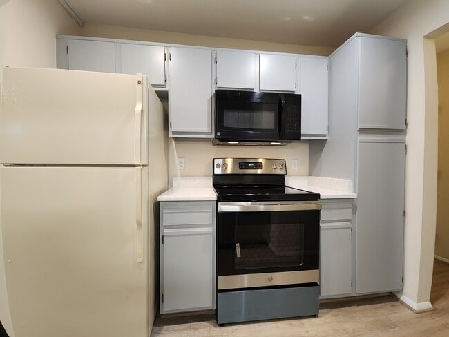 7908 Pearlbush Dr, Unit 102 in Gaithersburg, MD - Building Photo - Building Photo