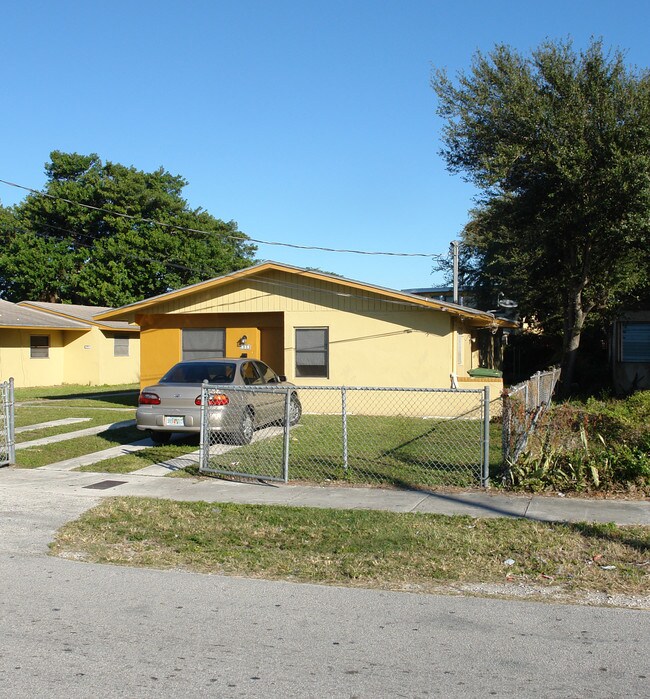 839-851 NW 69th St in Miami, FL - Building Photo - Building Photo