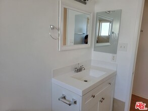 320 S Hobart Blvd in Los Angeles, CA - Building Photo - Building Photo