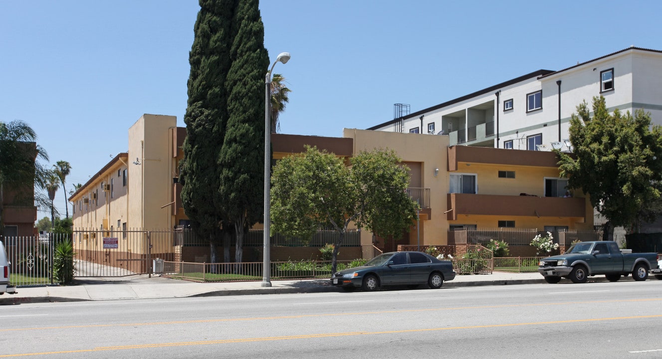 7645 Laurel Canyon Blvd in North Hollywood, CA - Building Photo