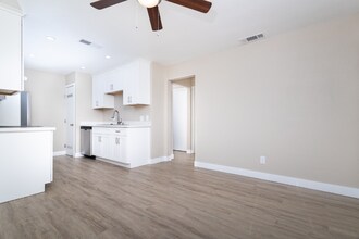 1517 Nogales St in Sacramento, CA - Foto de edificio - Building Photo