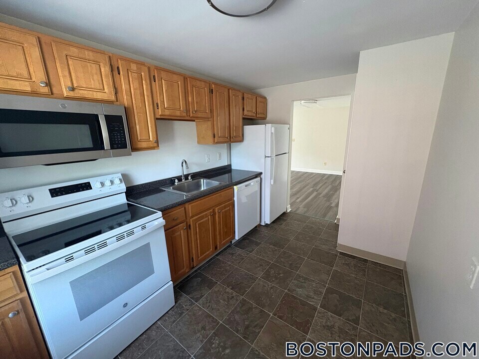 12 Totman Dr, Unit 1 in Woburn, MA - Building Photo