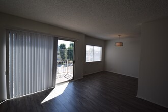 12241 Burbank Blvd, Unit 201 in Los Angeles, CA - Building Photo - Building Photo