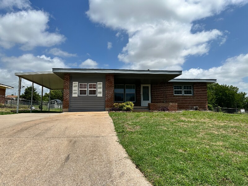 4307 NW Ridgecrest Dr in Lawton, OK - Building Photo