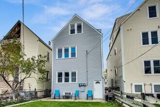 2733 N Ridgeway Ave, Unit 2 in Chicago, IL - Building Photo - Building Photo