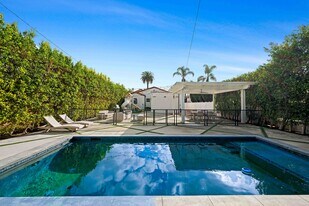 1621 Hi Point St in Los Angeles, CA - Building Photo