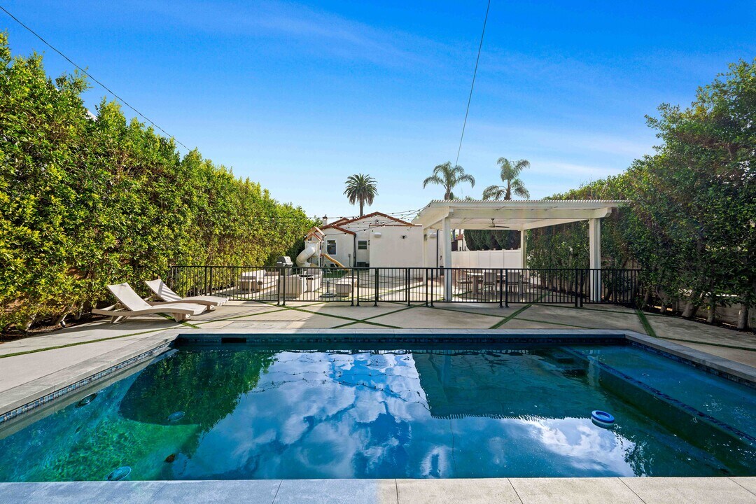 1621 Hi Point St in Los Angeles, CA - Building Photo