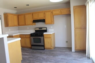 3365 Summer Breeze Ave in Rosamond, CA - Building Photo - Building Photo