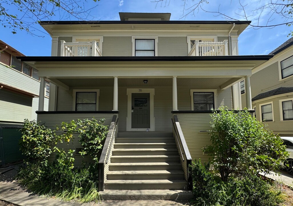 711 18th St in Sacramento, CA - Foto de edificio