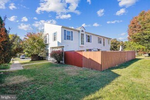6101 Hoskins Hollow Cir in Centreville, VA - Building Photo