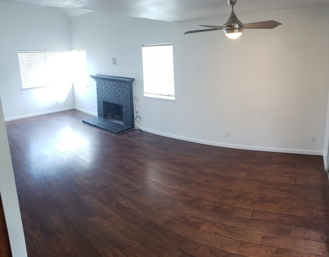 2329 N Clark St in Visalia, CA - Foto de edificio - Building Photo