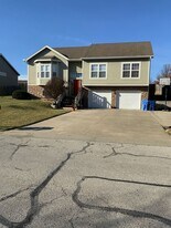 224 Melrose Ln in Tonganoxie, KS - Building Photo