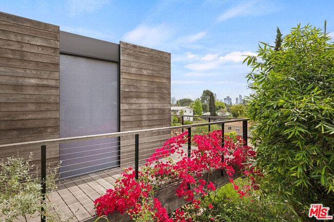 1664 Benton Wy in Los Angeles, CA - Building Photo - Building Photo