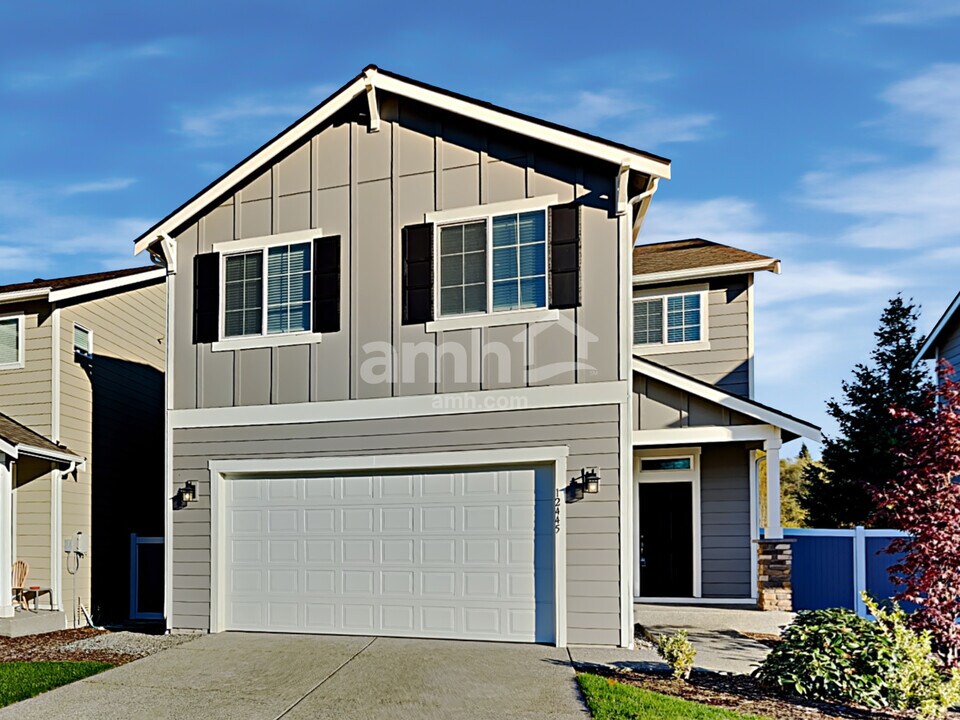 12445 83rd Ave E in Puyallup, WA - Foto de edificio