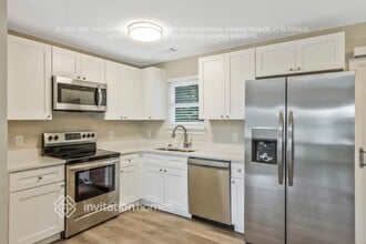 1041 Wellspring Ct in Flowery Branch, GA - Foto de edificio - Building Photo