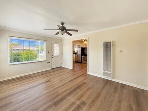 5927 Bark St in San Diego, CA - Foto de edificio - Building Photo
