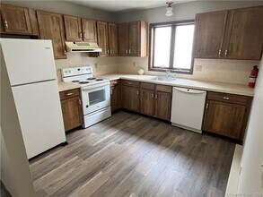 302 Boston Post Rd in Waterford, CT - Building Photo - Building Photo