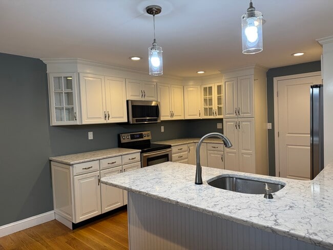 2 Champion Hill Rd, Unit Left Side in East Hampton, CT - Building Photo - Building Photo