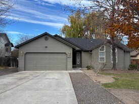 2825 SW Volcano Ct in Redmond, OR - Building Photo