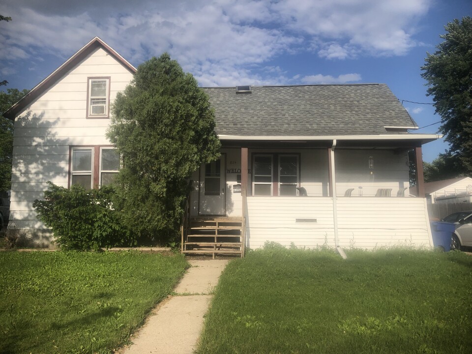829 Milwaukee St, Unit Upper in Menasha, WI - Building Photo
