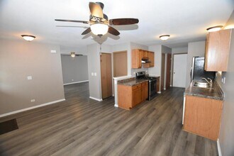 24 Waterbury Cir in Oswego, IL - Building Photo - Building Photo