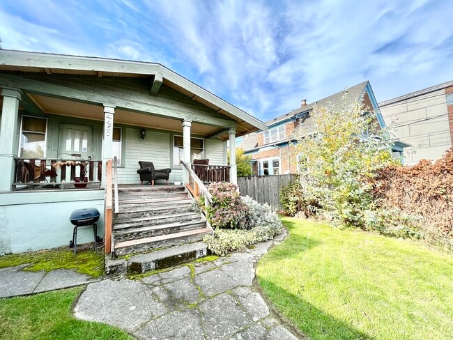 4457 Woodland Park Ave N, Unit A